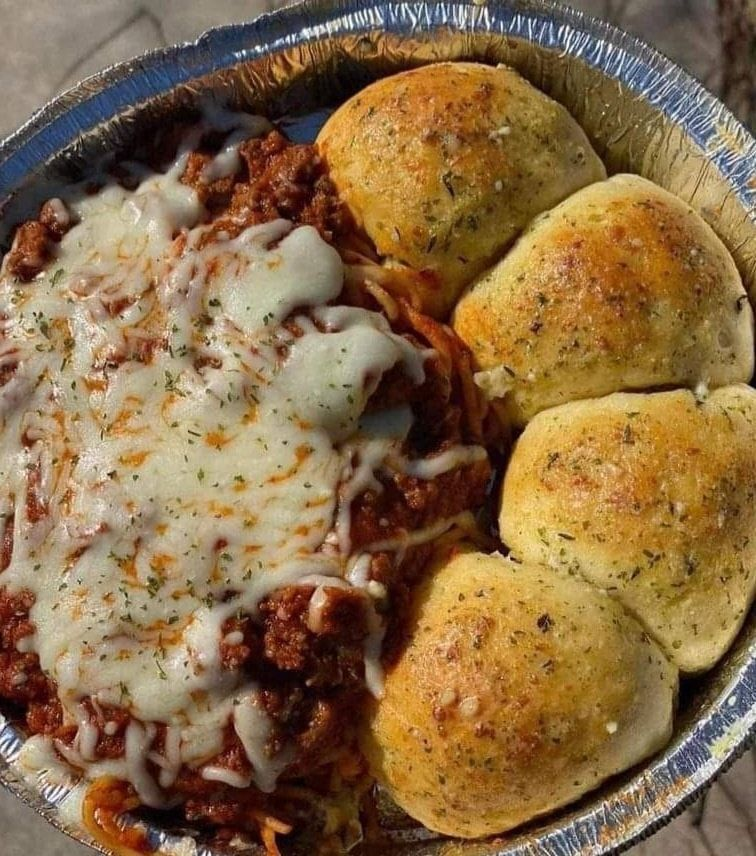 Elevate Your Pasta Night with Spaghetti & Stuffed Mozzarella Garlic Bread