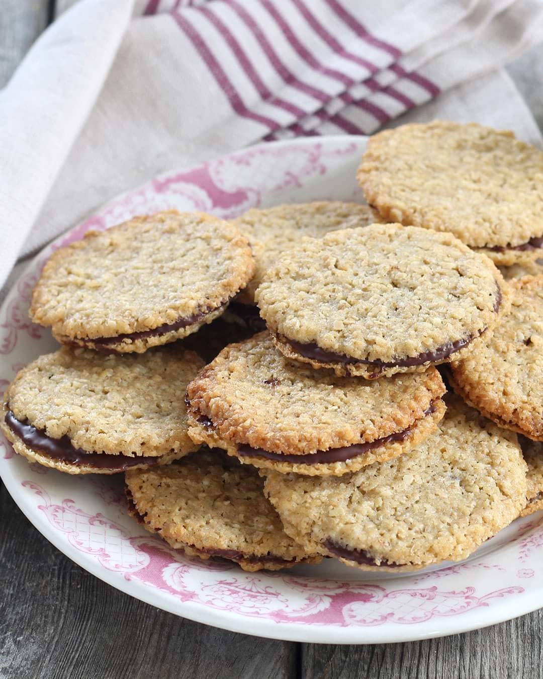 OATMEAL & CHOCOLATE COOKIES