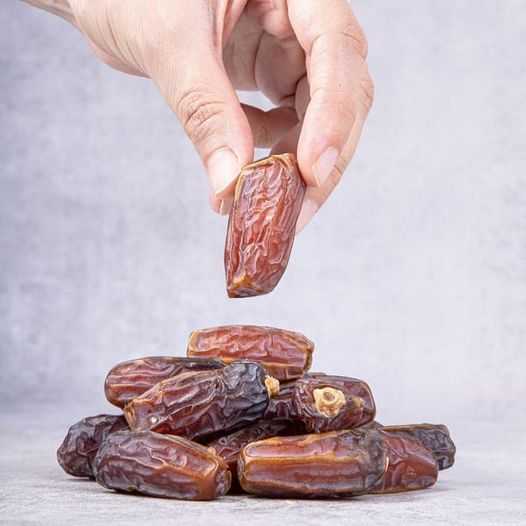 A Delicious and Nutritious Treat: Dates Soaked in Milk