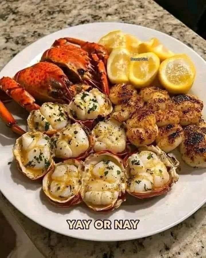 WOULD YOU EAT THIS GARLIC BUTTER LOBSTER AND SCALLOPS