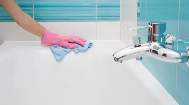 How to Clean Mold From Tub, Tile, and Grout Corners With Toilet Pape