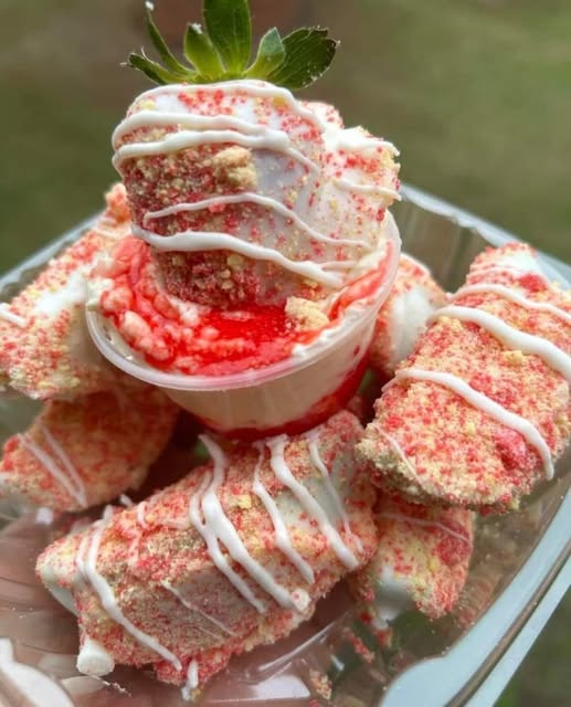 Strawberry Crunch Apple Slices with Cheesecake Dip