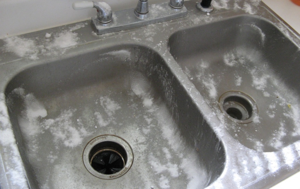 The proper way to clean and polish stainless steel sinks